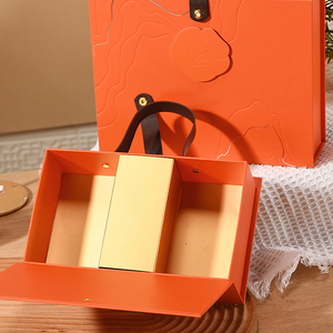 Cadeau de luxe imprimé sur mesure forme magnétique inséré rabat de boîte cadeau rigide avec étui de transport en cuir - Product Image 5