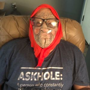 Masque en latex drôle de grand-mère fumeuse, <span class=keywords><strong>vieille</strong></span> nounou, <span class=keywords><strong>dame</strong></span> grand-mère avec un visage ridé et un foulard rouge, masques pour fête d'Halloween, accessoires de costume - Product Image 2