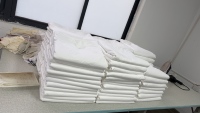 Parure de lit d'hôpital de luxe 5 étoiles en coton 100% tissé 300T durable, draps plats blancs, taies d'oreiller et housse de couette personnalisables avec logo