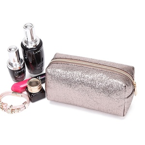 Bolsa de cosméticos de PU metálica martillada Bolsa de maquillaje con logotipo en relieve de 8 pulgadas de cuero PU - Product Image 2
