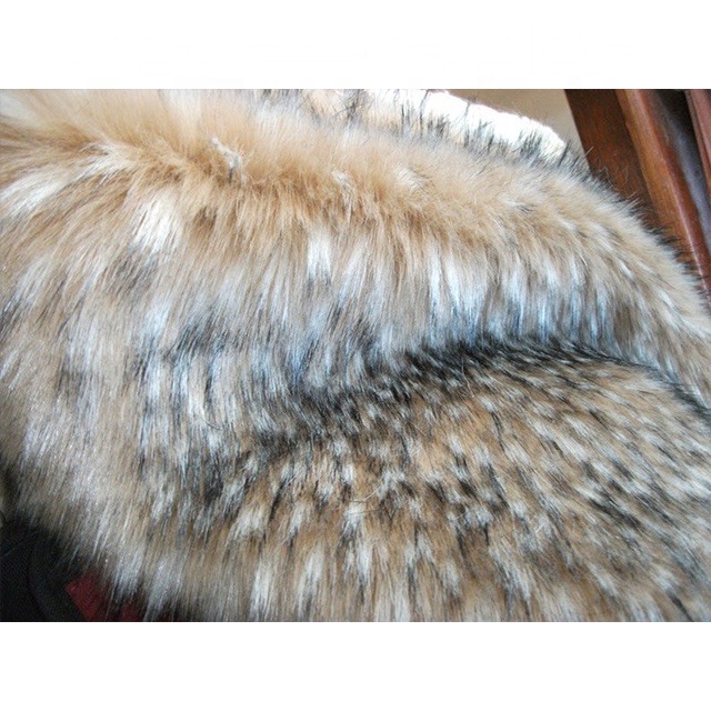 Супермягкая ткань из меха Бэмби с помпоном из искусственного меха енота