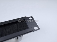 Organizador de Cables Metálico 1U con 5 Anillos de Plástico y Cepillo para una Gestión Eficiente y Organizada de Cables en Racks de Servidor de 19 Pulgadas
