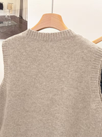 Gilet en tricot respirant beige pour femme, pièce décontractée d'été à superposer, col rond sans manches avec accents de boutons dorés