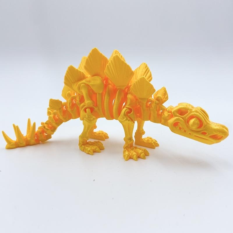 Estegosaurio dorado de 18 cm de largo.