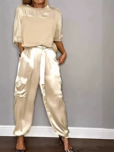 Komfortabler Loser Damen-Anzug mit Glänzender Satin-Bluse und Hose mit Hoher Taille und Kordelzug - Product Image 1