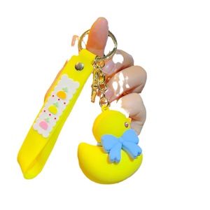 พวงกุญแจเป็ดเหลืองคู่รักน่ารัก แฟชั่น พวงกุญแจเป็ด PVC ขนาดเล็ก สำหรับตกแต่งกระเป๋าและรถยนต์ พวงกุญแจยางอนิเมะน่ารัก - Product Image 1