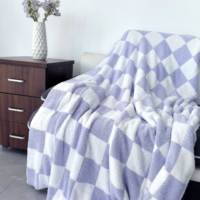 Plaid doux et moelleux à carreaux blancs et violets, en microfibre 100% polyester, fil de plumes tricoté, pour canapé, fauteuil ou chaise.