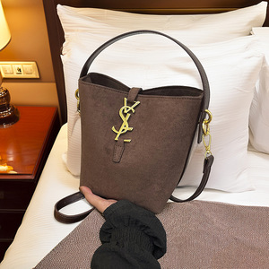 <span class=keywords><strong>Sac</strong></span> seau en cuir véritable pour <span class=keywords><strong>femme</strong></span>, nouvelle collection automne/hiver 2026, design de niche, simple et décontracté, <span class=keywords><strong>sac</strong></span> à bandoulière polyvalent - Product Image 2