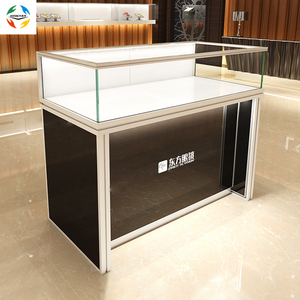 Vitrine <span class=keywords><strong>d</strong></span>'exposition en verre <span class=keywords><strong>d</strong></span>'<span class=keywords><strong>occasion</strong></span> avec cadre en métal argenté, étagères, <span class=keywords><strong>comptoir</strong></span> <span class=keywords><strong>de</strong></span> vente au <span class=keywords><strong>d</strong></span>étail pour téléphone portable, à vendre - Product Image 1