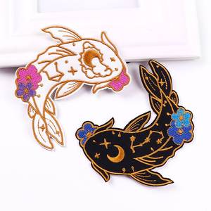 ของตกแต่งเทศกาลผ้าศิลปะสติกเกอร์ติดเสื้อผ้าแบบทำมือแผ่นปักลายปลาสีดำและสีขาวสำหรับใส่หมวกกระเป๋า2ชิ้น - Product Image 1