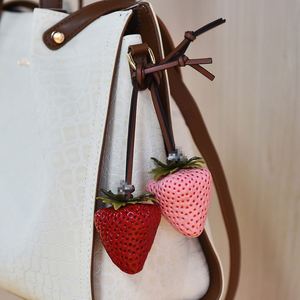 Porte-clés Fraise Juteuse 3D Été 2025 – Breloque de Sac Tendance pour Sacs à Main/Sacs Fourre-tout - Product Image 2