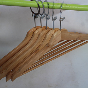 Cintre en <span class=keywords><strong>bois</strong></span> massif antivol de boutique Cintre en tissu antieffraction antidérapant à un étage pour garde-robe d'hôtels - Product Image 3