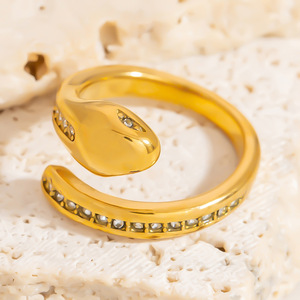 Anillo en Forma de Serpiente Chapado en Oro con Engaste Pavé, Joyería de Moda Unisex, Regalo - Product Image 2