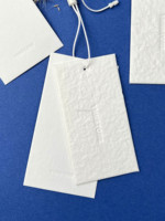 Étiquettes suspendues personnalisées en papier coton de luxe avec cordon ciré coréen, logo gaufré, étiquette tissée double couche pour marques de vêtements