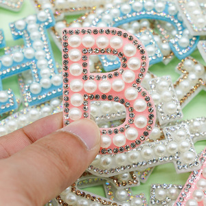 Handmade Tùy Chỉnh Thêu Ngọc Trai & Thạch Sắt Trên Các Bản Vá Lỗi Bảng Chữ Cái Đính Cườm Logo Cho Quần Áo Túi Xách & Phụ Kiện - Product Image 1