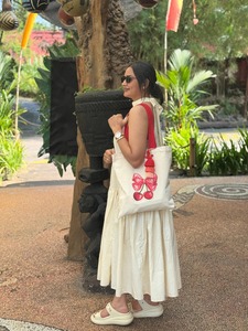 Bolso de mano ecológico con estampado de cerezas, bolso de lona para mujer, para compras, playa y uso diario, disponible para la venta. - Product Image 3