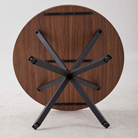 Table ronde de haute qualité avec pieds en métal épais et surface en bois lisse