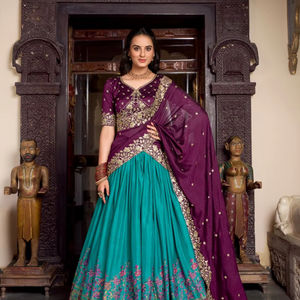 Superbe Tussar Silk Lehenga avec un support en toile de 3.8 mètres et un chemisier en aluminium imprimé conçu pour l'élégance - Product Image 2