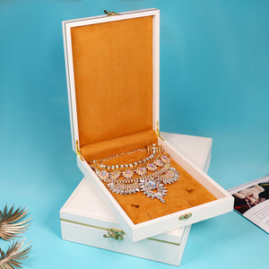 Collar Grande Transparente Personalizado de Lujo, Collar Grande Dorado, Joyero, Joyero para Collar Cubano - Product Image 3