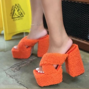 Sandales à <span class=keywords><strong>talon</strong></span> bloc épais pour femmes, semelle plateforme haute, brides croisées en fourrure, <span class=keywords><strong>mules</strong></span> à enfiler, fourrure synthétique douce, bout carré ouvert - Product Image 1