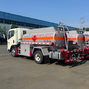 Petit camion-citerne HOWO 2000L avec distributeur pour le ravitaillement en carburant inflammable - Product Image 5