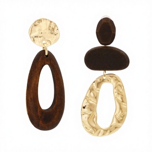 Pendientes largos de madera natural bohemios personalizados al por mayor, con aros de madera <span class=keywords><strong>y</strong></span> metal, chapados en <span class=keywords><strong>oro</strong></span>, hechos a mano con cuentas para mujer. - Product Image 3