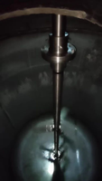 Agitateur mobile avec pompe à moteur et roulement pour le mélange de fluides à haute viscosité et le traitement chimique, conception de réservoir compact