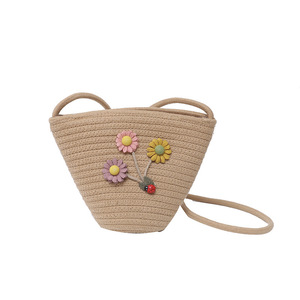Sac seau minimaliste en coton pour l'été avec broderie florale, idéal pour la plage, les voyages, à porter en bandoulière ou sur l'épaule - Product Image 4