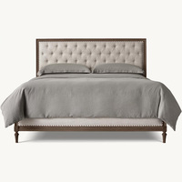 Lit élégant en chêne patiné de style provincial français avec tête de lit capitonnée en losanges et pieds en forme de boule pour chambre à coucher, personnalisable OEM