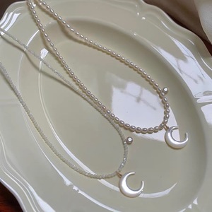 Collar con Colgante de Perla Natural de Agua Dulce, Diseño Extremadamente Fino, Forma de Luna con Concha de Mariposa, Chic, para Bebé - Product Image 1