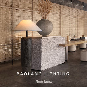 Le lampadaire au côté du canapé dans un salon de style wabi-sabi, conçu par Song Meixue, est un élément décoratif d'inspiration zen. - Product Image 1