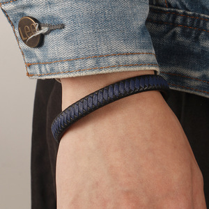 Venta al por mayor de lujo de los hombres simples tejidos brazalete de cuero negro pulseras de aleación de cuero de moda con cierre magnético
