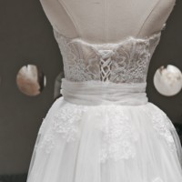 Robe de mariée 2-en-1 avec corset transparent à baleines, jupon en dentelle détachable, ceinture en satin, traîne chapelle, personnalisable, vente en gros, fleurs pour la mère de la mariée
