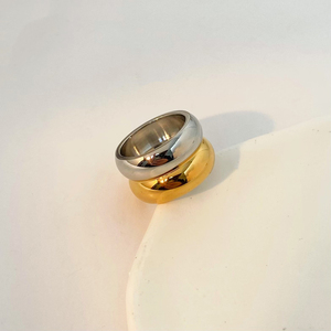 Bague large double couche en acier inoxydable plaqué or 18 carats pour femme, texture métallique, vente en gros - Product Image 5