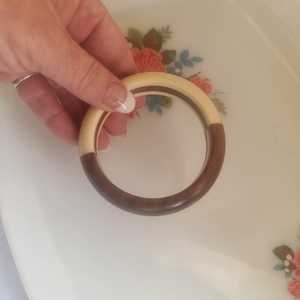 กำไลข้อมือเรซิ่นและไม้สำหรับผู้หญิง เครื่องประดับทำมือที่มีพื้นผิวไม้ธรรมชาติและดีไซน์เรซิ่นทันสมัย - Product Image 1