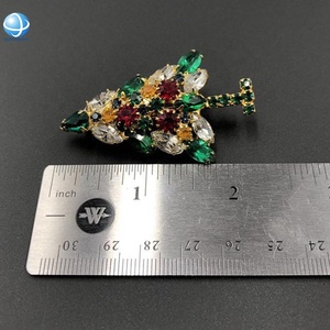 Broche de Árbol de Navidad Verde al por Mayor, Broche de Metal con Pedrería para Regalo de Año Nuevo - Product Image 5