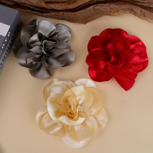 Flor de camelia de satén hecha a mano de 14 cm con acabado brillante para accesorios de ropa, tocados y corsages DIY. - Product Image 3