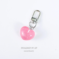 Porte-clés en résine en forme de cœur, cadeaux créatifs pour couples, breloque de sac pour filles, accessoires pour étui d'écouteurs, pendentif en forme de cœur