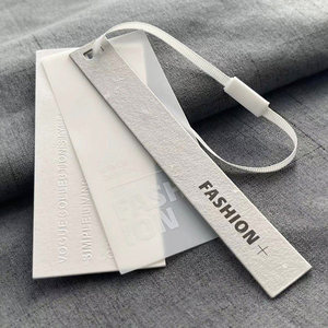 Étiquettes suspendues personnalisées de luxe en PVC givré <span class=keywords><strong>translucide</strong></span> avec logo en relief <span class=keywords><strong>pour</strong></span> vêtements, jeans et maillots de bain - Product Image 1