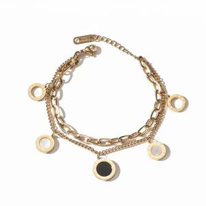 Pulsera de Acero Inoxidable con Dijes de Concha, Bañada en Oro, Diseño Moderno, Números Romanos Negros y Blancos para Mujer - Product Image 2