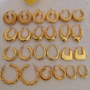 Boucles d'oreilles créoles ajourées imposantes en acier inoxydable plaqué or 18 carats, hypoallergéniques, pour femmes, vente en gros, par un créateur de bijoux de mode - Product Image 1