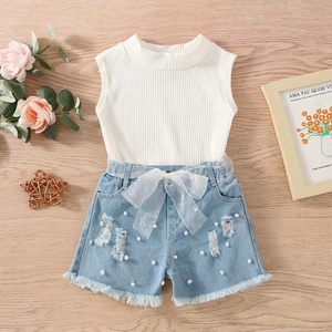 Completo Estivo per Ragazze con Stampe Personalizzate 2026 Nuovo Top Bianco Senza Maniche + Pantaloncini in Jeans con Perline, Strappi e Bordi Sfrangiati - Product Image 4
