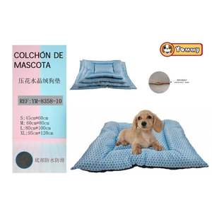Set di Quattro Pezzi per Cuccia per Cani in Velluto Cristallizzato Goffrato Blu Cielo con Design a Cuore - Product Image 1