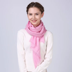 ผ้าพันคอสั่งทำแบรนด์ส่วนตัว (OEM) สั่งซื้อจำนวนมาก ผ้าพันคอสีพื้น ผ้าขนสัตว์ 100% ทอแบบยูนิเซ็กซ์ ผ้าพันคอขนแกะเมอริโนสำหรับฤดูหนาว เหมาะสำหรับใช้ในชีวิตประจำวันและกิจกรรมกลางแจ้ง - Product Image 1