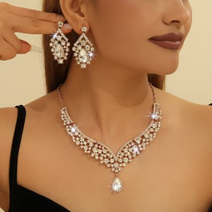 Ensemble de bijoux de luxe pour femmes, 2 pièces, collier élégant, boucles d'oreilles, clous d'oreilles pour fiançailles, mariage, anniversaire ou robes de soirée - Product Image 4