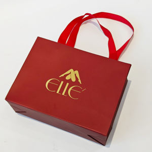 Sacs en papier rouge écologiques personnalisés en gros avec poignées, sacs cadeaux en kraft personnalisés, papier couché avec logo imprimé - Product Image 4