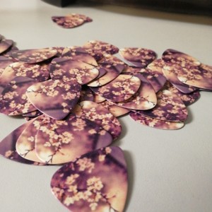 ปิ๊กกีตาร์ลายดอกซากุระ ลายพิมพ์สองด้าน ทำจากเซลลูลอยด์ จำนวน 100 ชิ้น - Product Image 3