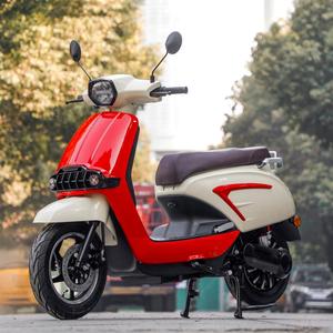 สกู๊ตเตอร์ไฟฟ้าจีนคลาสสิควินเทจ 2000w 60v พร้อมเบาะนั่งคู่และแบตเตอรี่ถอดได้ - Product Image 1