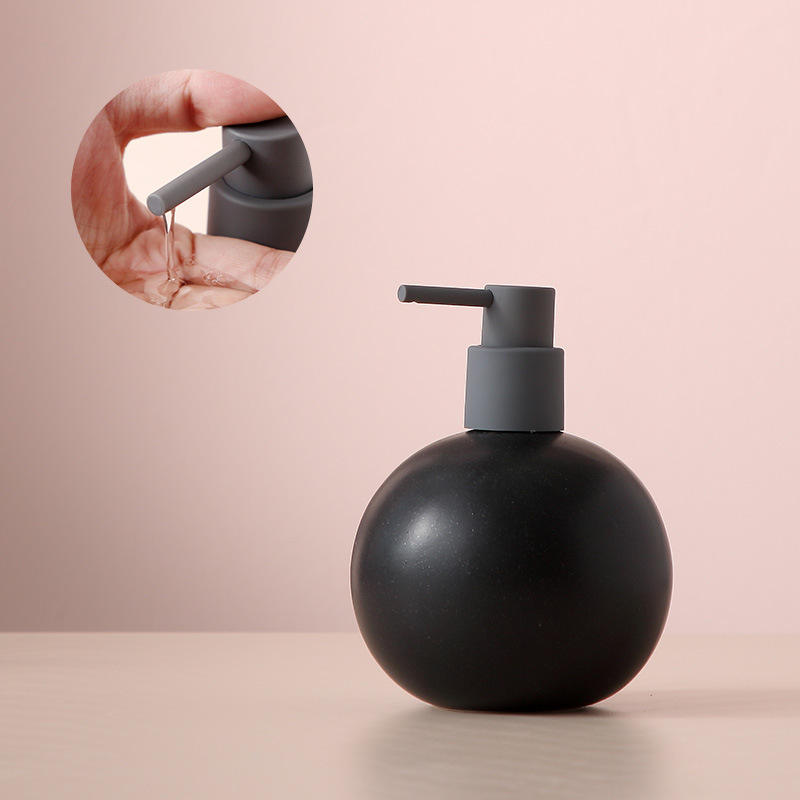 Tête de pompe noire étoilée en forme de boule pointant vers le bas