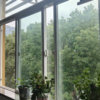 Fenêtre coulissante extérieure moderne en PVC/UPVC avec écran en verre trempé, résistante aux ouragans, surface finie, quincaillerie en fibre de verre/nylon